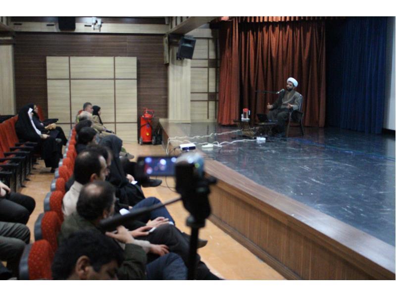 جلسه دوم اولیاء دانش آموزی با موضوع شبکه های مجازی و اینترنت