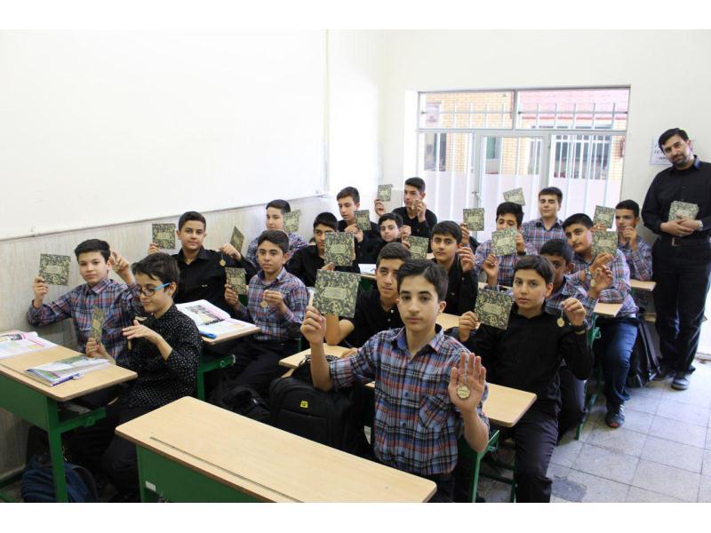 اهدای یادبود محرم و توزیع دعوتنامه