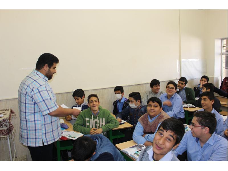 توزیع دعوت نامه اردوی باغ ابریشم کلاس های نهم